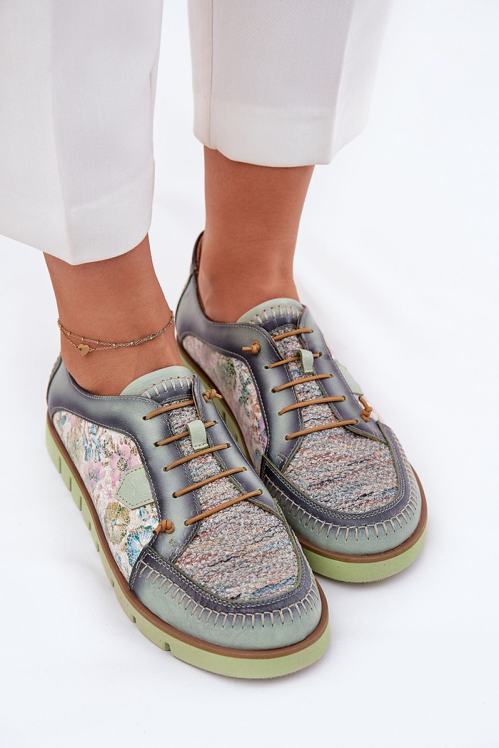 Zapatillas Maciejka verde pastel con estampado floral vistas desde arriba