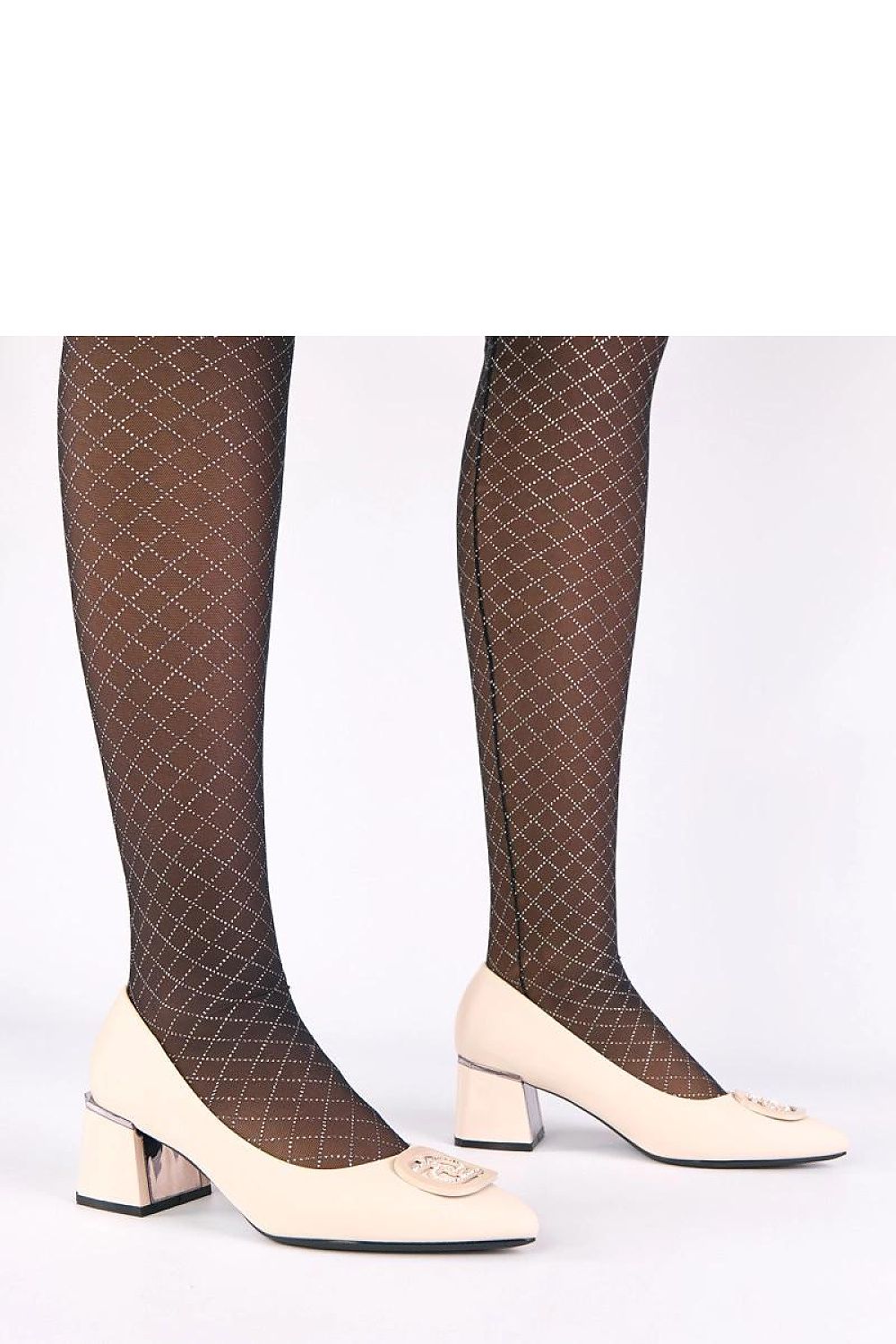  Zapatos de vestir beige punta fina con hebilla de pedrería, ideales para invitada de boda o comunión.