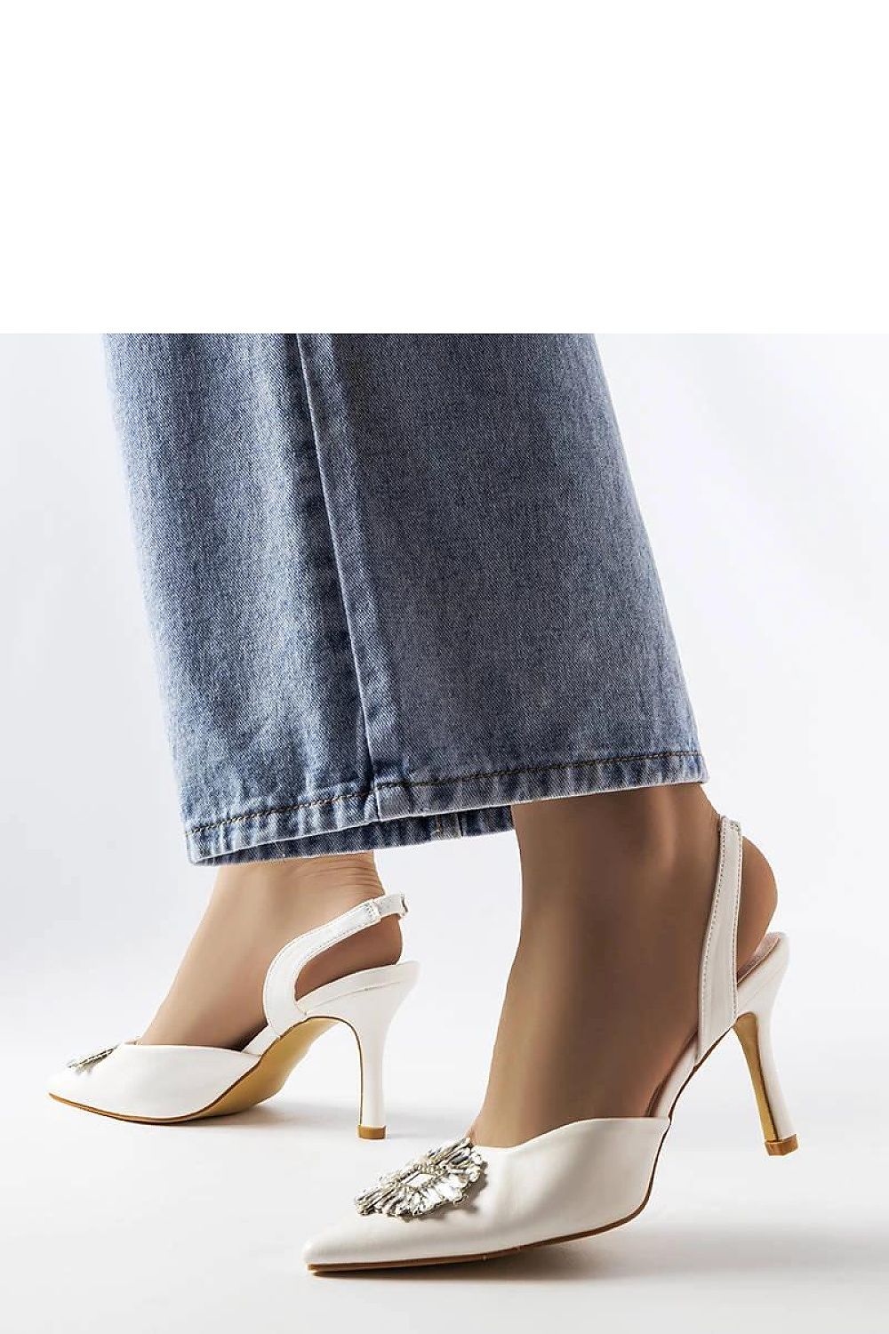Zapatos de tacón en color blanco tipo slinback para eventos incluye broche de cristal en el frente