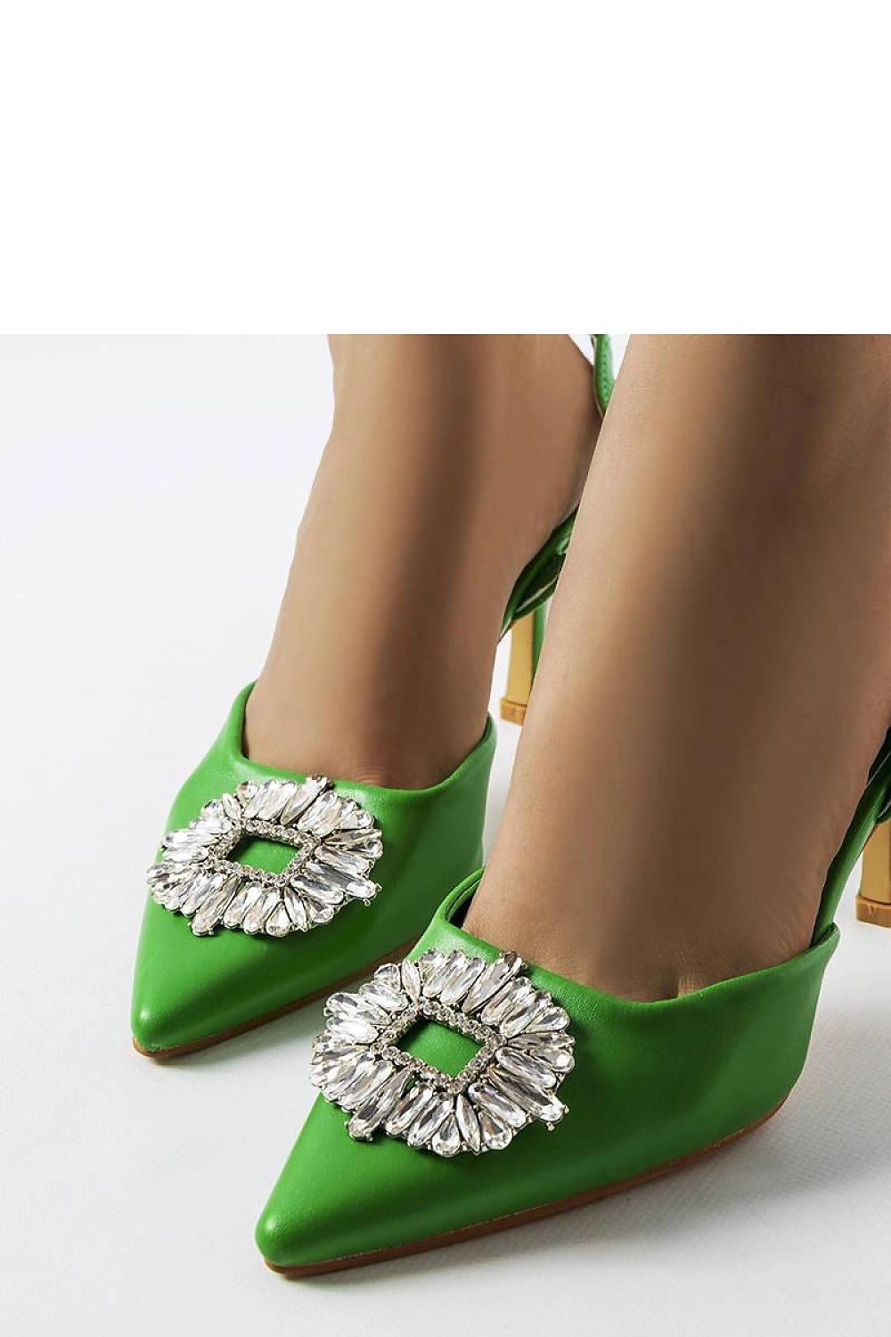 Zapatos de tacón para eventos en color verde y broche de cristal
