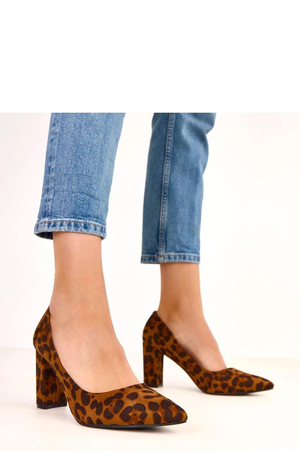  Vista lateral de zapatos de salón con estampado de leopardo, tacón ancho de 8.5 cm y acabado efecto ante.