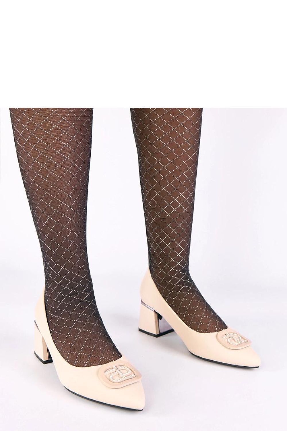  Vista lateral de zapatos de salón color nude beige con tacón bloque de 5.5 cm y detalle metalizado.