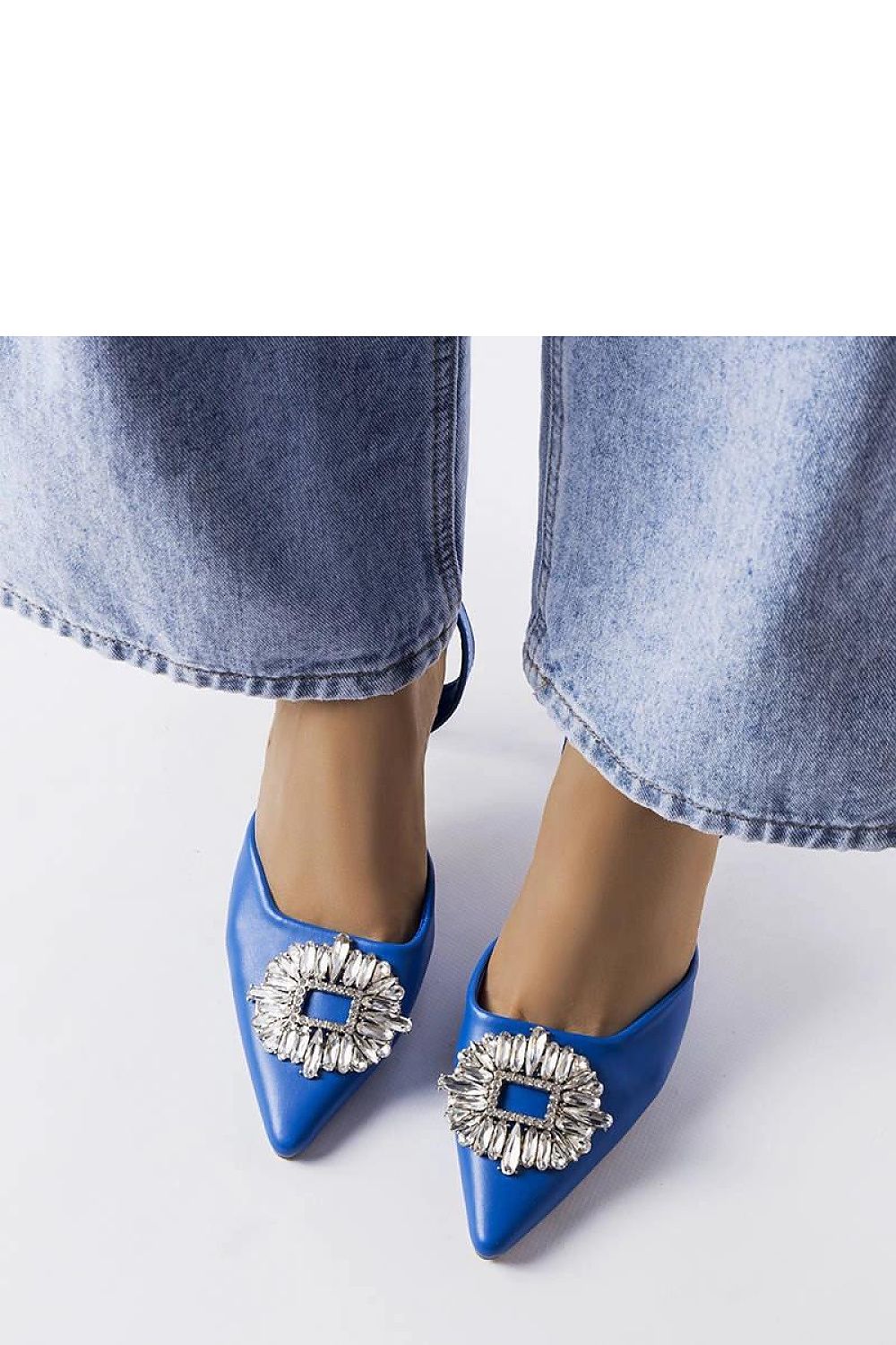 Zapatos de tacón en color azul vibrante tipo slinback para eventos incluye broche de cristal en el frente