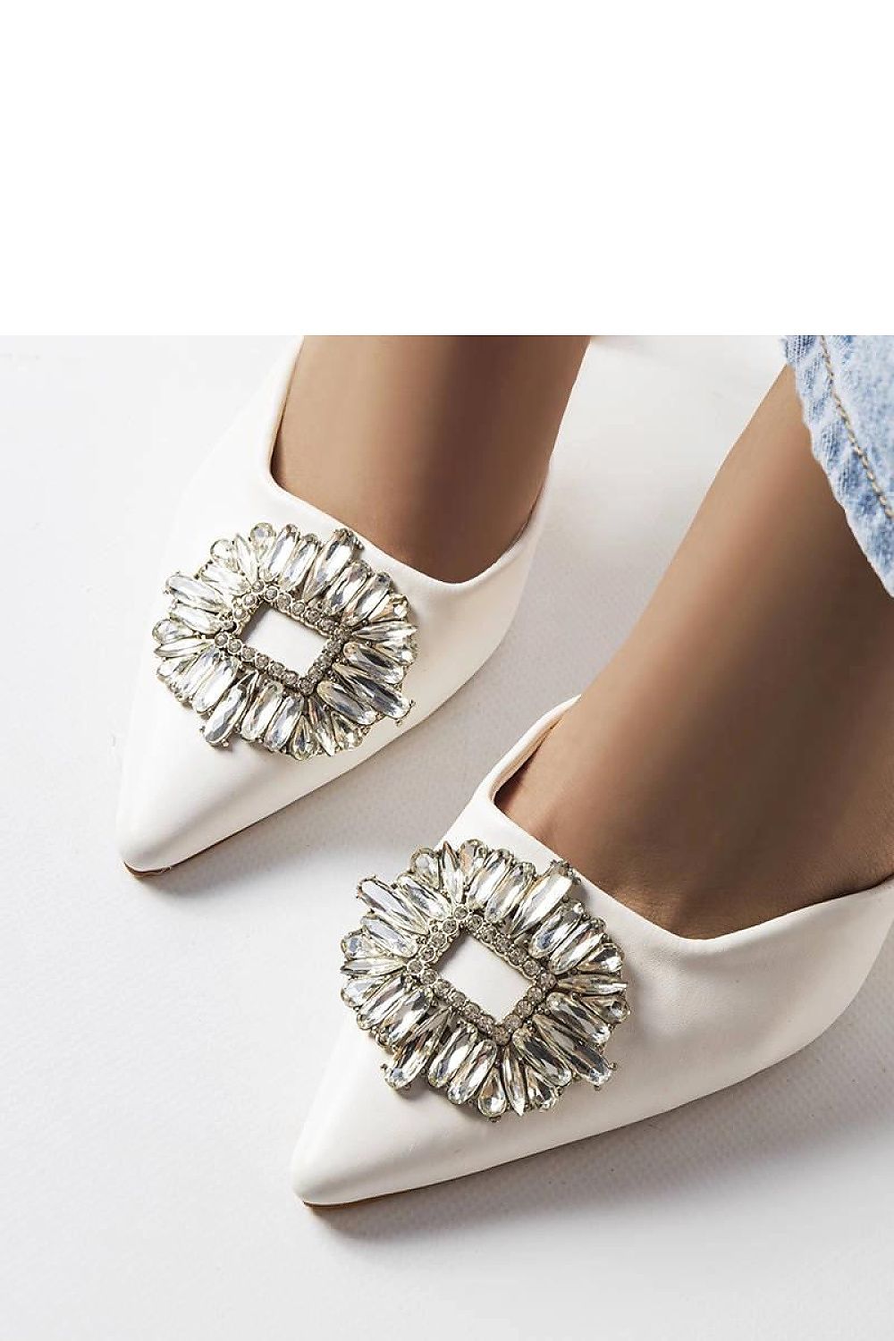 Zapatos de tacón en color blanco tipo slinback para eventos incluye broche de cristal en el frente