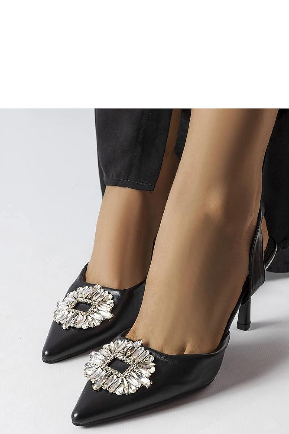 Zapatos de tacón en color negro tipo slinback para eventos incluye broche de cristal en el frente