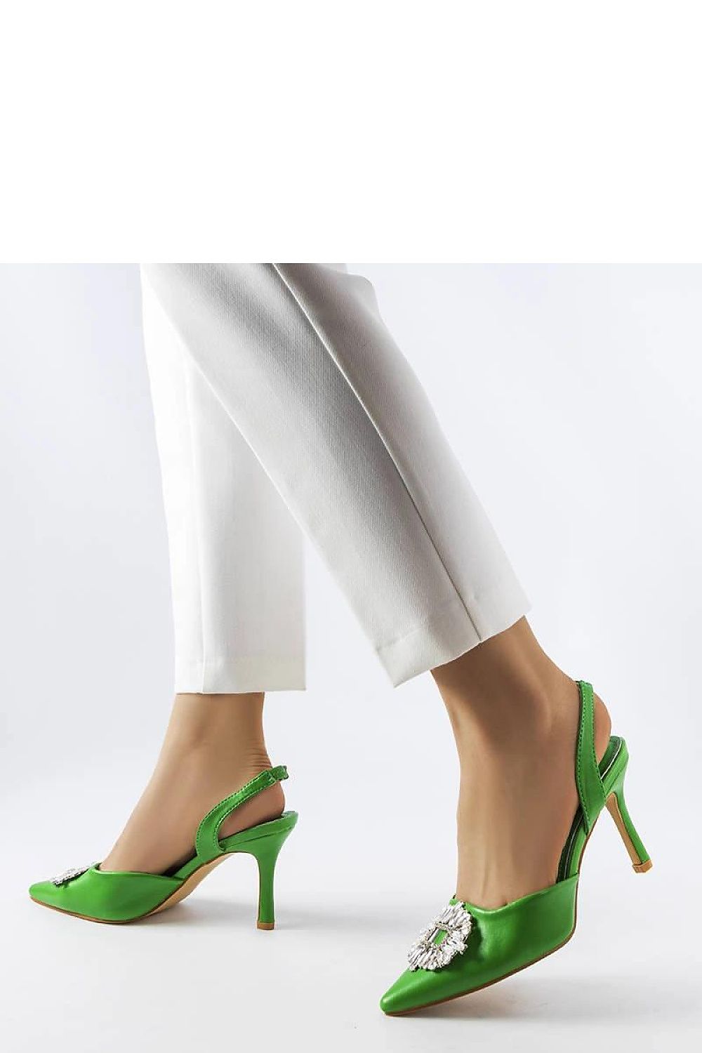  Tacones tipo slinback en color verde con detalle de broche de cristal en el frontal
