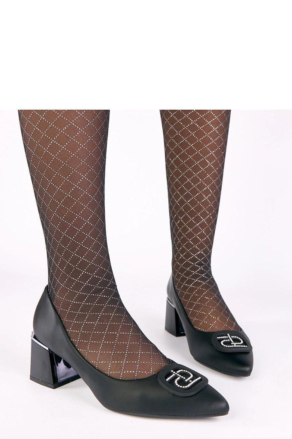  Par de zapatos de vestir negros mujer con medias de rejilla y adorno de pedrería.