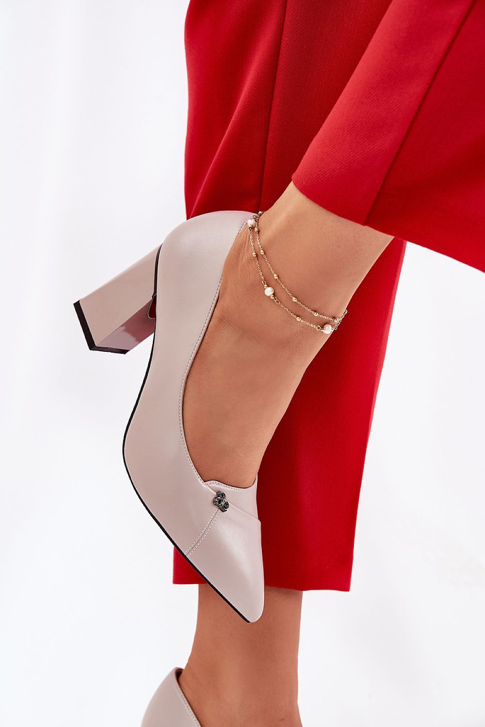 Zapatos de tacón ancho en color beige con detalle metálico minimalista