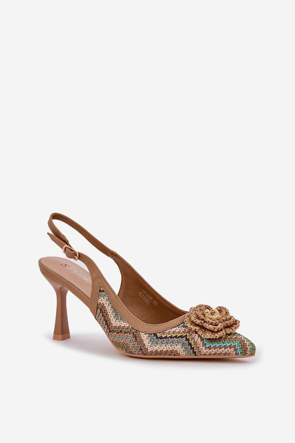 Zapatos de Tacón con Tejido Trenzado y Detalle Floral, tonos tierra y azul. Un Toque de Elegancia Artesanal