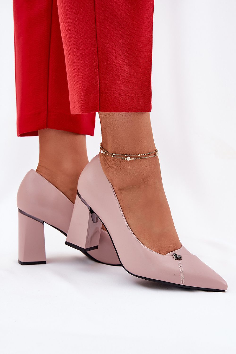 Zapatos elegantes de punta fina en rosa empolvado con adorno metálico