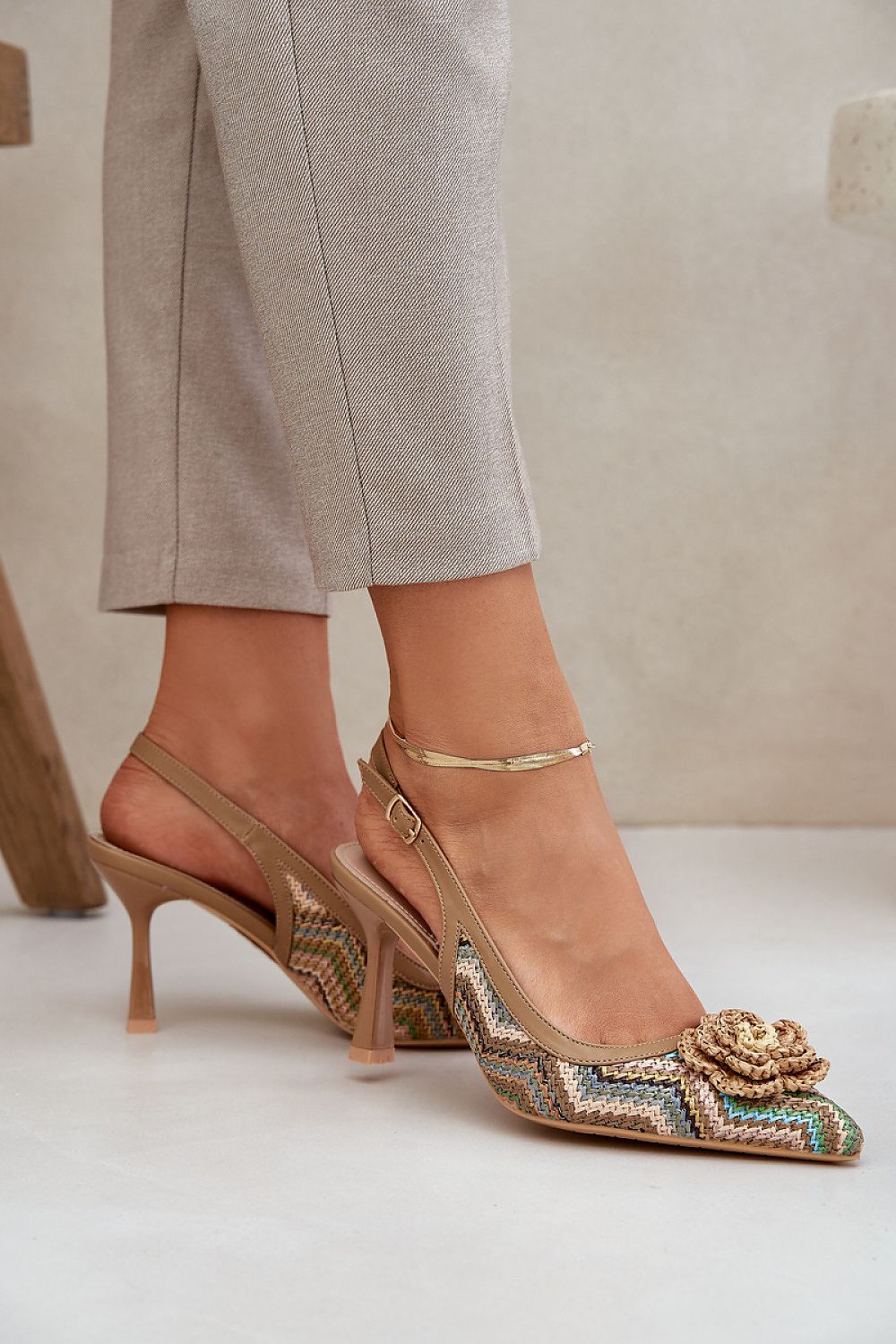 Zapatos de Tacón con Tejido Trenzado y Detalle Floral, tonos tierra y azul. Un Toque de Elegancia Artesanal