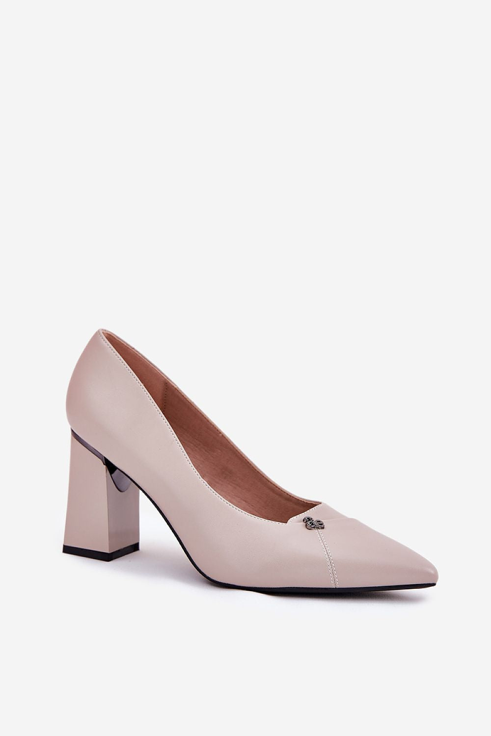 Zapatos de tacón ancho en color beige con detalle metálico minimalista