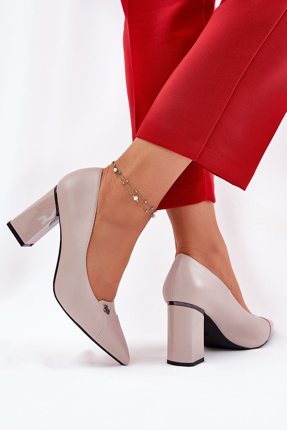 Zapatos de tacón ancho en color beige con detalle metálico minimalista