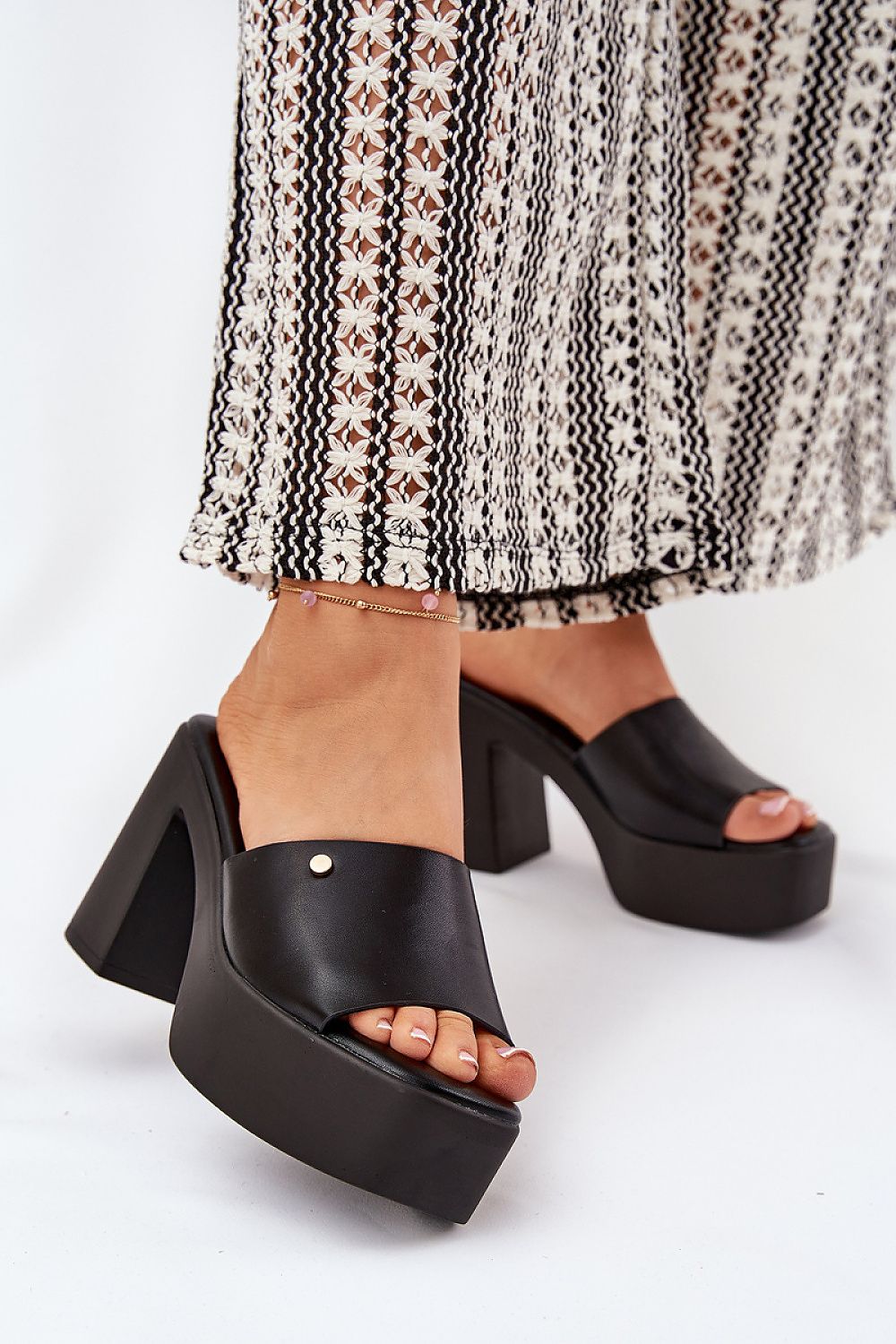  Zuecos negros con tacón ancho combinados con pantalón de encaje
