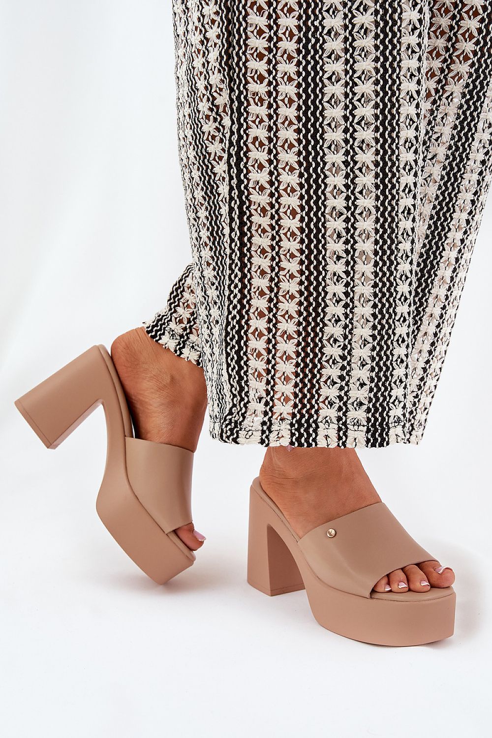  Detalle de movimiento con los zuecos nude en look casual
