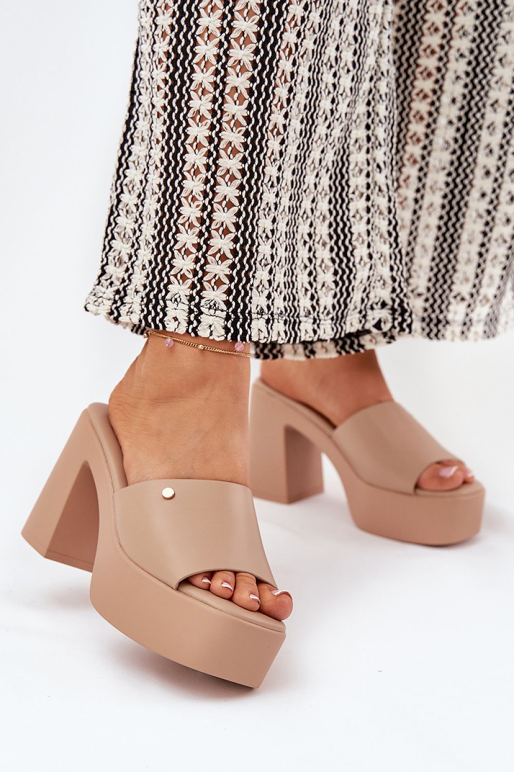  Zuecos de plataforma nude con pantalón estampado en fondo blanco