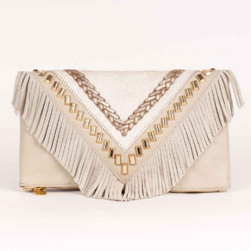 Bolso tipo clutch de estilo boho chic en piel de ante marfil, con solapa en forma de V, largos flecos, detalles trenzados metálicos y tachuelas doradas.